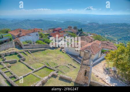 Luftaufnahme der Ruinen von Fatih Sultan Mehmet Moschee an Das Gelände der Burg Kruja in Albanien Stockfoto