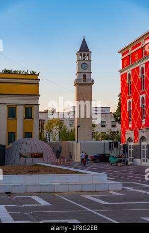 Sonnenuntergang Ansicht von Uhrturm und Landwirtschaftsministerium in Tirana, Albanien Stockfoto