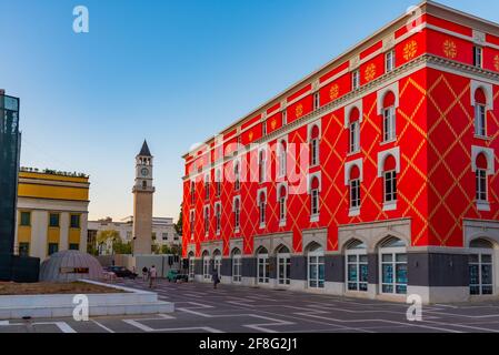 Sonnenuntergang Ansicht von Uhrturm und Landwirtschaftsministerium in Tirana, Albanien Stockfoto