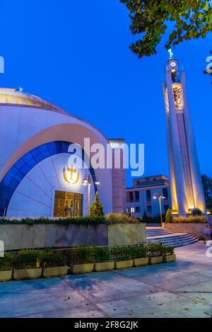 Nachtansicht der Auferstehung Christi Orthodoxe Kathedrale in Tirana, Albanien Stockfoto