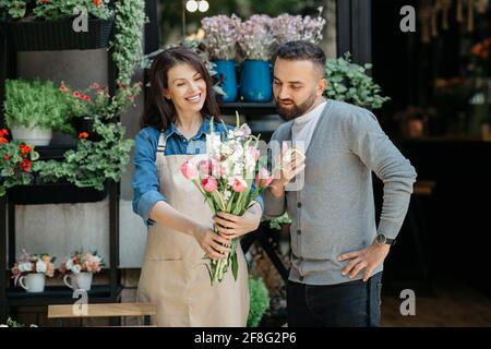 Machen Sie Komposition für Kunden und moderne Bouquet zum Verkauf Stockfoto