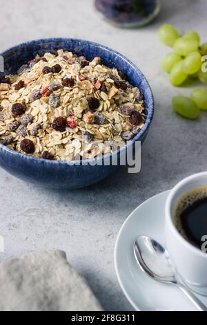 Frühstück mit Müsli und frischem Kaffee und grünen Trauben Stockfoto