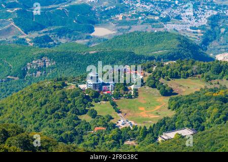 Luftaufnahme der Bergstation der Seilbahn Dajti ekspres In Albanien Stockfoto