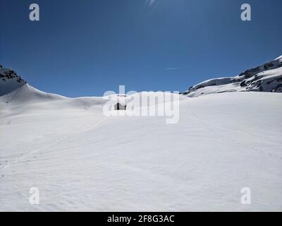 Skitour in österreich nahe der Grenze zur schweiz. Altes Zollhaus am Plasseggen Pass. Wunderbare Winterlandschaft Stockfoto