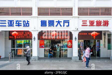 Sanya China , 24. März 2021 : Sanya Fernbusbahnhof Eingang Ansicht mit Menschen in Sanya Hainan China Stockfoto