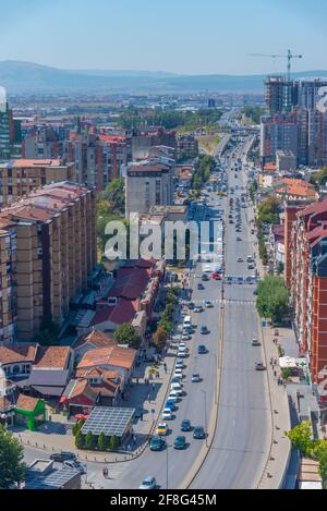 Luftaufnahme des Bill Clinton Boulevards in Prishtina, Kosovo Stockfoto