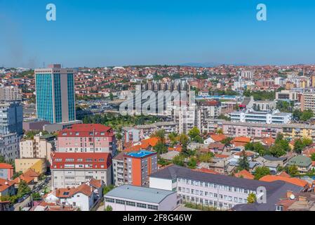 Landschaft von Prishtina mit Palast der Jugend und Sport in Kosovo Stockfoto