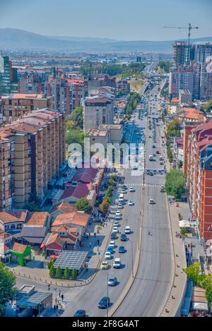 Luftaufnahme des Bill Clinton Boulevards in Prishtina, Kosovo Stockfoto