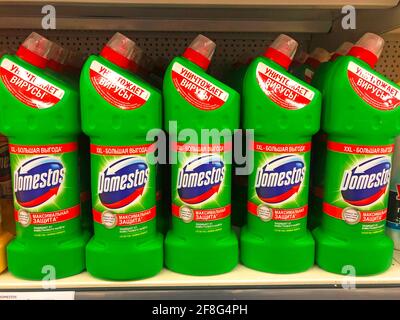 Domestos Bad- und Toilettenreiniger auf einem Supermarktregal. Russland, Sankt Petersburg. 10. april 2021 Stockfoto