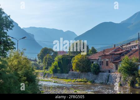 Der Fluss Bistrica fließt durch das Zentrum von Peja im Kosovo Stockfoto