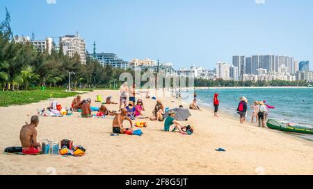 Sanya China , 24. März 2021 : viele chinesische Touristen auf Sanya Strand und Blick auf die Stadt in Sanya Hainan Insel China Stockfoto