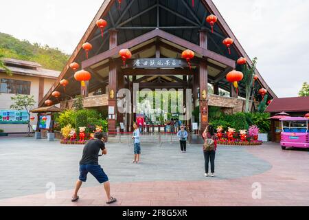 Sanya China , 24. März 2021 : Eingangstor und Touristen im Luhuitou Park landschaftlich reizvolle Gegend in Sanya Hainan China Stockfoto