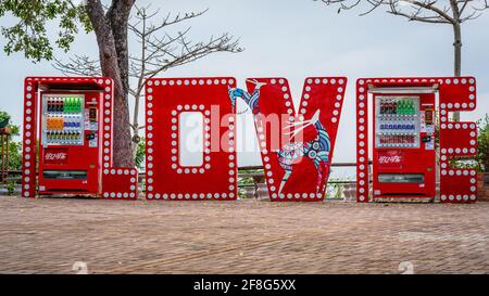Sanya China , 24. März 2021 : Coca-Cola-Automaten in einem roten Liebeswortschild in China Stockfoto