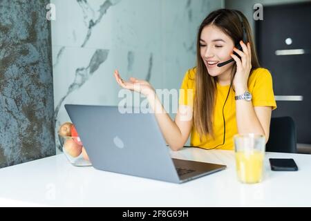 Freiberuflicher Mitarbeiter, der mit Headsets spricht und Kunden vom Heimbüro aus berät. Stockfoto