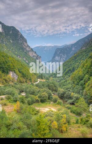 Bistrica Fluss fließt durch das Tal der Rugova Berge im Kosovo Stockfoto