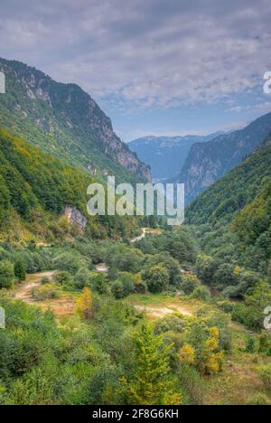 Bistrica Fluss fließt durch das Tal der Rugova Berge im Kosovo Stockfoto