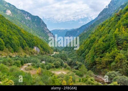 Bistrica Fluss fließt durch das Tal der Rugova Berge im Kosovo Stockfoto