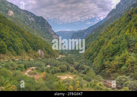 Bistrica Fluss fließt durch das Tal der Rugova Berge im Kosovo Stockfoto