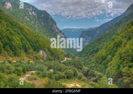 Bistrica Fluss fließt durch das Tal der Rugova Berge im Kosovo Stockfoto