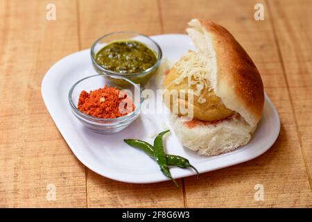 Vada Pav oder Wada Pav, Indian Desi Burger ist ein Street-Food-Gericht aus Mumbai, Maharashtra indischen Street Food, Stockfoto