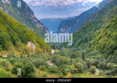 Bistrica Fluss fließt durch das Tal der Rugova Berge im Kosovo Stockfoto