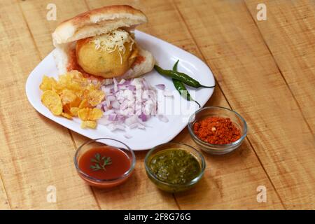 Vada Pav oder Wada Pav, Indian Desi Burger ist ein Street-Food-Gericht aus Mumbai, Maharashtra indischen Street Food, Stockfoto