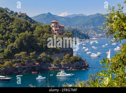 Portofino, Provinz Genua, Italienische Riviera, Italien. Blick vom Eingang zum Hafen von Portofino über den Golf von Tigullio in Richtung Santa M Stockfoto