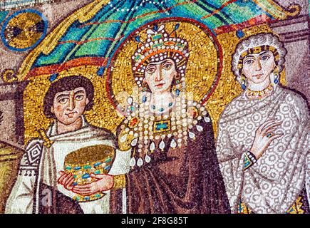 Ravenna, Provinz Ravenna, Italien. Detail eines Mosaiks aus dem 6. Jahrhundert in der Basilika San Vitale, das Kaiserin Theodora mit ihrem Hof zeigt. Sie hält den CO Stockfoto