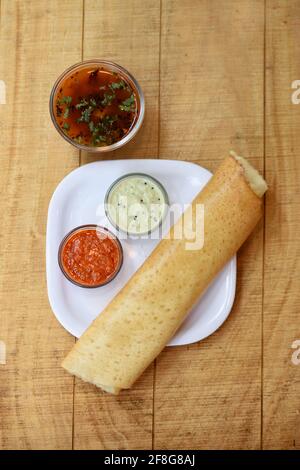 Masala dosa, südindische Mahlzeit sambhar und Kokos Chutney über, traditionelle südindische Reis Dosa, indisches Essen, Stockfoto