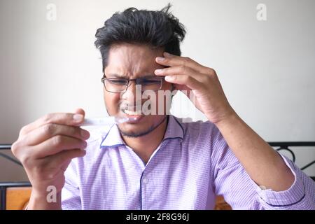 Medizinisches Thermometer zur Messung der Körpertemperatur in der Hand. Stockfoto