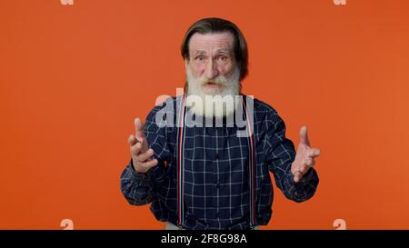Verärgert frustriert verärgert älterer alter Mann streiten, fragen Grund des Konflikts, warum so stur Stockfoto
