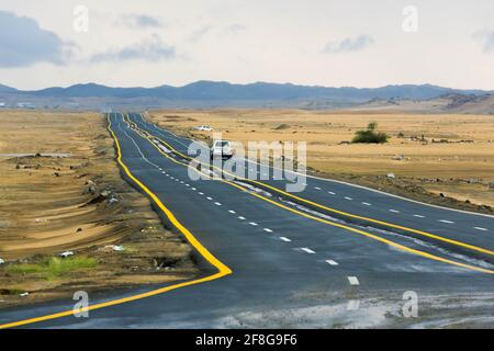 Wüstenstraße in saudi-arabien Stockfoto