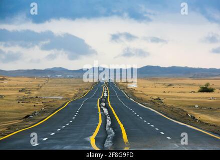 Wüstenstraße in saudi-arabien Stockfoto