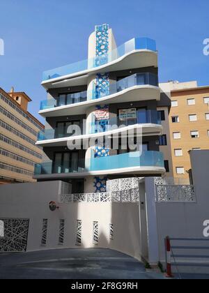 Kleiner moderner Wohnblock in Fuengirola, Provinz Malaga, Andalusien, Spanien. Stockfoto