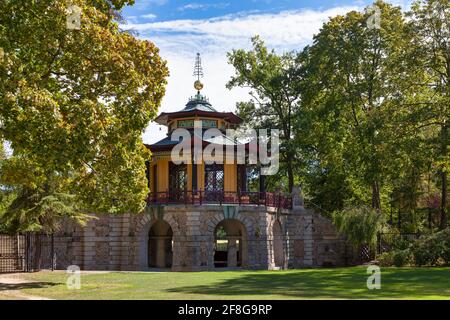 Der Chinesische Pavillon von Cassan wurde zwischen 1781 und 1785 in L'Isle Adam, einer kleinen Stadt im Val d'Oise, Frankreich, erbaut. Stockfoto