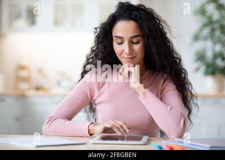 Online Arbeiten. Porträt Der Jungen Brünette Lady Mit Digitalen Tablet Zu Hause Stockfoto
