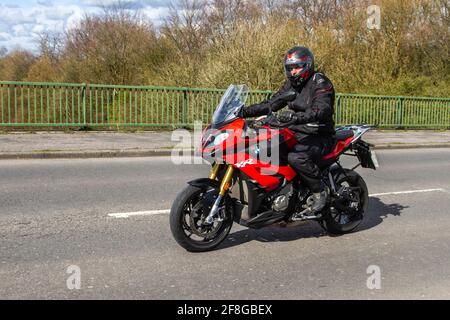 2019 BMW S 1000 XR Sport SE; Motorradfahrer; zweirädriger Transport, Motorräder, Fahrzeug auf britischen Straßen, Motorräder, Motorradfahrer, die in Manchester, Großbritannien, unterwegs sind Stockfoto