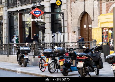 MADRID, SPANIEN - 06. Apr 2021: Madrid Spanien. 6. April 2021. Motorräder parkten neben dem Eingang der Metrostation La Latina in Madrid Stockfoto