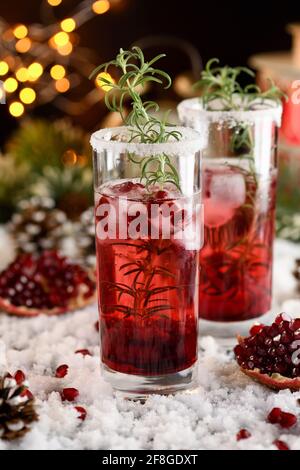 Glas mit Granatapfel Margarita mit kandierten Preiselbeeren, Rosmarin. Perfekter Cocktail für eine Weihnachtsfeier Stockfoto