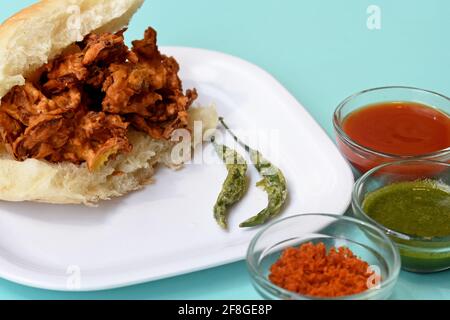 Knusprige Kanda bhaji, Pyaj Pakode, gebratene Zwiebel Pakoda, Zwiebel bhaji mit pav oder Brot leckeres Street Food, Tomatenketchup und roter Chili Knoblauch Stockfoto