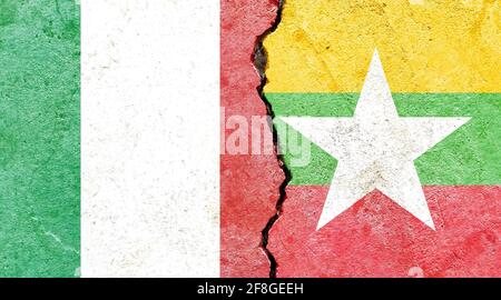 Grunge Kulisse mit Italien und Myanmar Flaggen auf einem rissig Wand Stockfoto