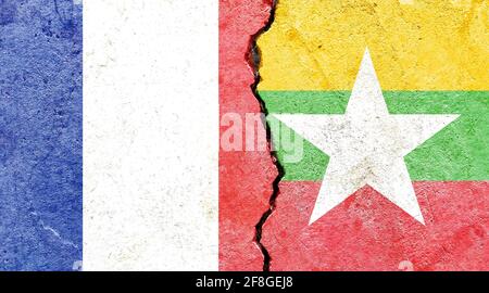 Grunge Hintergrund mit Frankreich und Myanmar Fahnen auf einem rissig Wall - Politik Konflikte Konzept Stockfoto