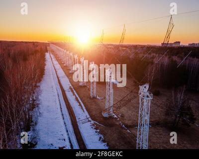 Antennenarray. Eine lange Reihe von Radio-Teleskopantennen. Stockfoto