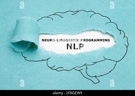 Gedrucktes Akronym NLP Neuro Linguistic Programming, das hinter zerrissenem blauem Papier in der menschlichen Gehirnzeichnung erscheint. Stockfoto