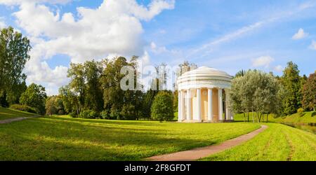 PAWLOWSK, RUSSLAND - 21. SEPTEMBER 2017. Der Pavillon Tempel der Freundschaft im Pawlowsker Park in der Nähe von Sankt Petersburg, Russland. Sonniger Herbstpanorama Stockfoto