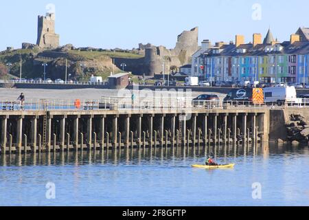Aberystwyth Wales Vereinigtes Königreich Wetter 14. April 2021 . Ein sonniger Tag an der Westküste von Wales, an dem sich die Menschen versammelten, um das glitzernde blaue Meer und einen farbenfrohen Yachthafen zu sehen, während viele Boote bei Flut aus dem Hafen segeln, Quelle: mike davies/Alamy Live News Stockfoto