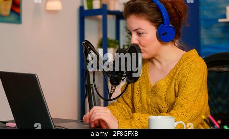 Vlogger, der Podcast mit dem Mikrofon im Heimstudio aufzeichnet, mit Technologien zur Erstellung von Inhalten für Blogger und Influencer. On-Air Online-Produktion Internet Broadcast Show Host Streaming Live-Inhalte Stockfoto