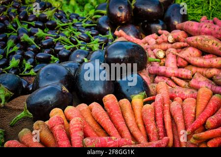 Vetegables Karotten und Auberginen im Gemüsemarkt in Indien Stockfoto