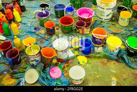 Behälter verschiedener Farben zum Malen Ich habe dieses Bild am 13. April 2018 aus Dhaka, Bangladesch, Südasien aufgenommen Stockfoto