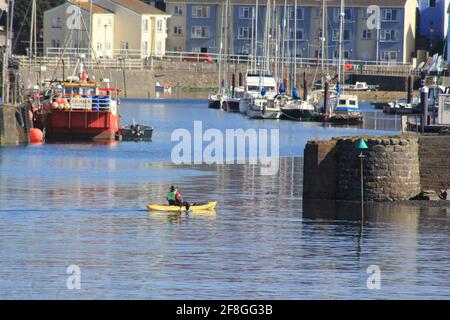 Aberystwyth Wales Vereinigtes Königreich Wetter 14. April 2021 . Ein sonniger Tag an der Westküste von Wales, an dem sich die Menschen versammelten, um das glitzernde blaue Meer und einen farbenfrohen Yachthafen zu sehen, während viele Boote bei Flut aus dem Hafen segeln, Quelle: mike davies/Alamy Live News Stockfoto